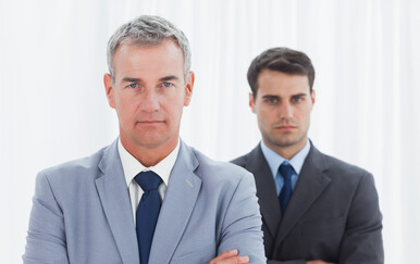 Kako se piše: v. d. ravnatelj ili v. d. ravnatelja