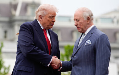 Trump se ubacio u red za rukovanje ispred kraljevskog para