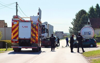 Automobil u sudaru odbačen na cisternu, jedna osoba poginula