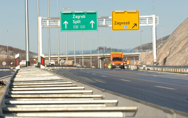 Autom po desnoj traci gurao drugi automobil u kvaru