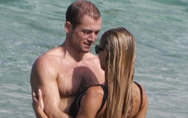 Brooks Nader i Taron Egerton razmjenjivali su nježnosti na plaži u Australiji