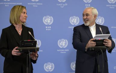 Federica Mogherini, šefica vanjske i sigurnosne politike EU-a, i iranski ministar vanjskih poslova, Mohammad Javad Zarif, na konferenciji za novinare u Beču održanoj 16.01.2018. (Foto: AFP)