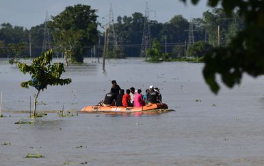 Poplave izazvane monsunima u Indiji (Foto: AFP)