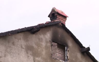 Grom udario u krov kuće u Gornjem Karinu (Foto: Dnevnik.hr)
