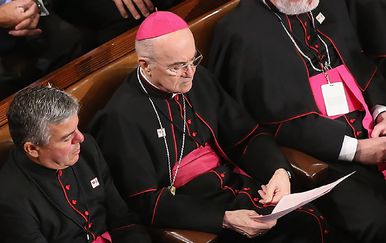 Carlo Maria Vigano (u sredini) optužio je papu Franju za prikrivanje seksualnih zlostavljanja (Foto: AFP)