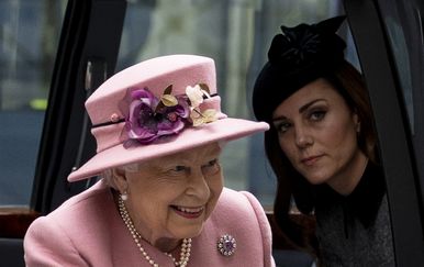 Kate Middleton i kraljica Elizabeta (Foto: AFP)