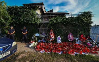 Policija stoji ispred kuće ubojice (Foto: AFP)