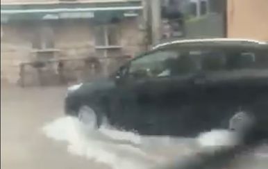 Obilna kiša praćena tučom spustila se na Pazin (Screenshot: Istramet/Facebook)