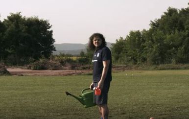 Veldin Karić zalijeva travnjak (Screenshot)