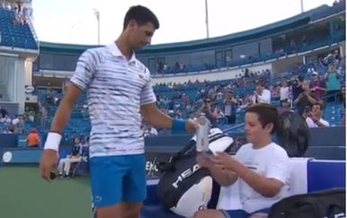 Novak Đoković i dječak (Screenshot ATP)