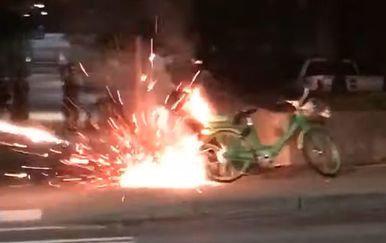 Zapaljeni bicikl (Foto: Screenshot/YouTube)