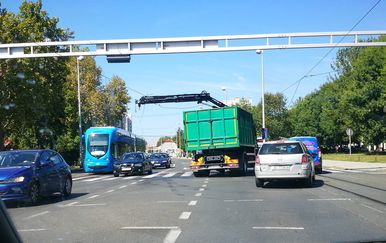 Kamion zapeo na kabel u Zagrebu (Foto: Facebook/M.Ć.)