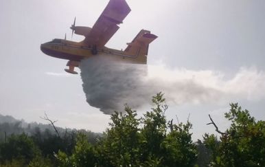 Kanader ispušta vodu (Foto: Dnevnik.hr)