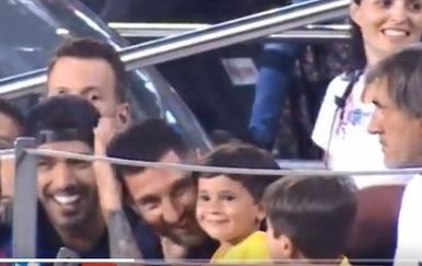 Messi se hvata za glavu (Screenshot)