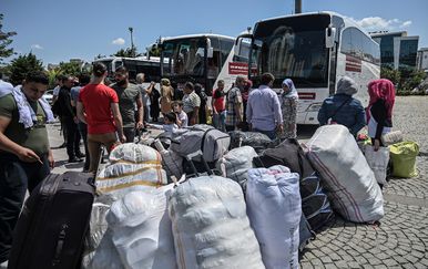 Sirijci odlaze iz Istanbula (Foto: AFP)