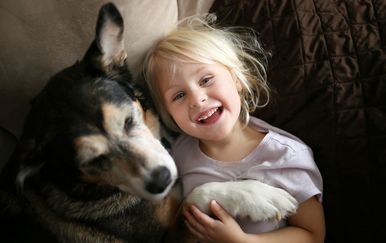 Djevojčica i pas