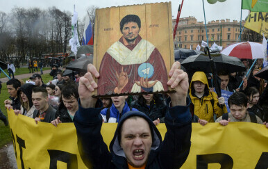 Prosvjednik u Rusiji drži fotografiju Pavela Durova 2018.