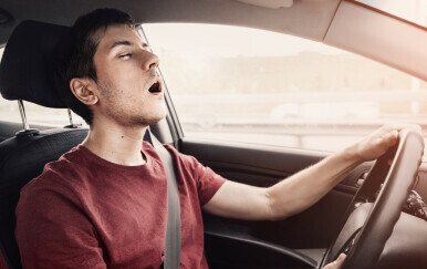 Onesvješteni muškarac za volanom, ilustracija