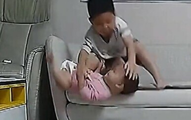 Dječak spašava sestru