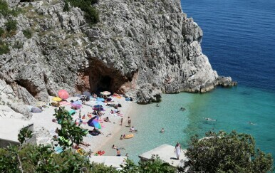 Kupanje pod liticom: Neopisivo lijepa plaža pod Brsečom, tamo gdje je more od dragosti gricnulo Učku