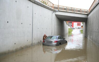 Mercedesom zapeo u poplavljenom podvožnjaku