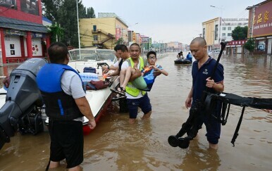 Spašavanje ljudi tijekom poplave u Kini