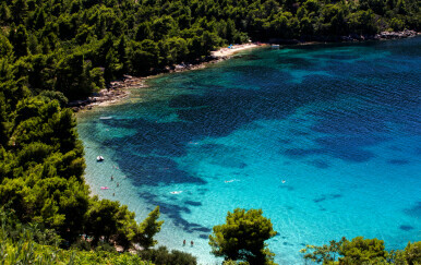 Pelješka divljakuša: Jedna od najljepših plaža poluotoka na kojoj nema kafića, dućana, a niti dovoljno parkinga