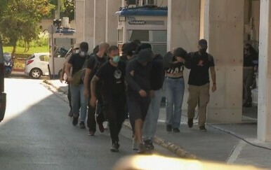 Huligani u Grčkoj, ilustracija - 1