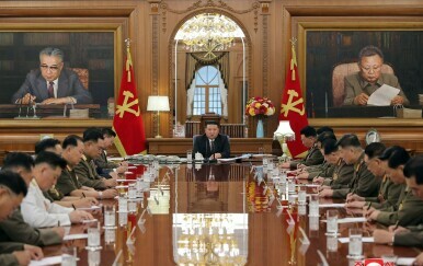 Kim Jong Un predsjedava plenarnom sjednicom Središnjeg vojnog povjerenstva u Pjongjangu