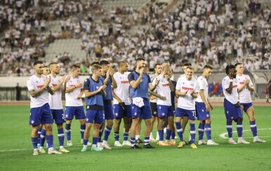 Momčad Hajduka pozdravlja publiku na Poljudu
