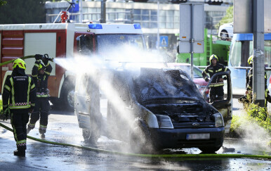 Izgorio automobil u Aveniji grada Vukovara - 1