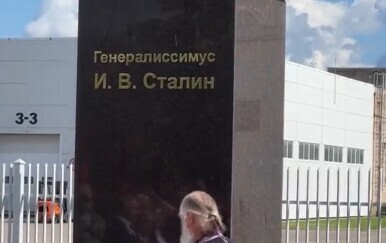 Otkriven spomenik Staljinu
