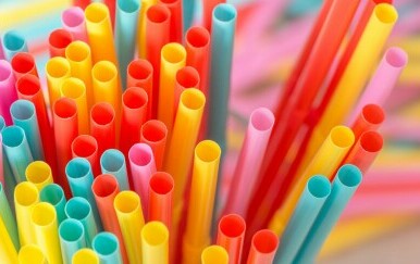 Sve veći broj zemalja zabranio je prodaju plastičnih slamki