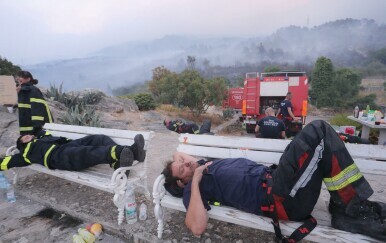 Vatrogasci dočekali jutro na požarištu - 3