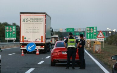 Policajka službenim motorom udarila pješaka na autocesti