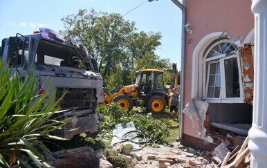 Kamion se zabio u obiteljsku kuću u Garešničkom Brestovcu - 1