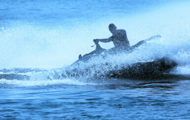 Nesigurna vožnja jet skijem