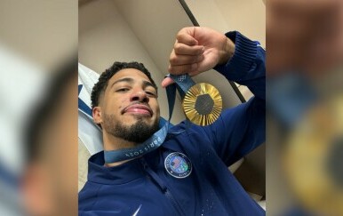 Američki košarkaš Tyrese Haliburton s medaljom oko vrata