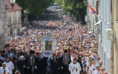 Procesija kroz grad povodom proslave blagdana Velike Gospe u Sinju