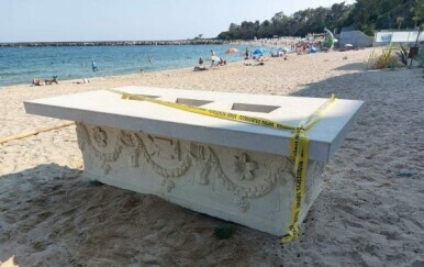 Rimski sarkofag poslužio kao stol na bugarskoj plaži