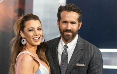 Glumci i supružnici Ryan Reynolds i Blake Lively zagrljeni