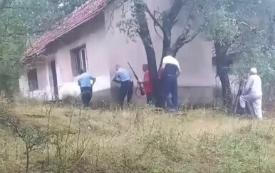 Opsada kuće u kojoj je migrant u BiH