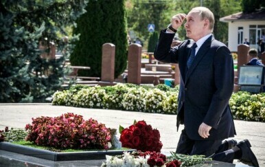 Vladimir Putin na memorijalnom groblju u Beslanu