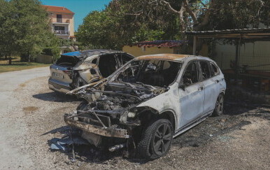 Izgorjeli automobil i motocikl načelnika policije - 2