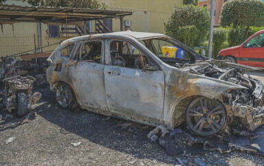 Izgorjeli automobil i motocikl načelnika policije - 3