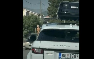 Muškarac kroz prozor automobila pokazuje tri prsta