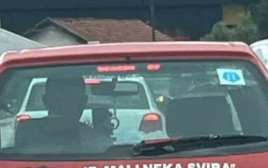 Urnebesan natpis na autu