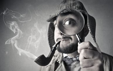 Detektiv s povećalom ispred lica