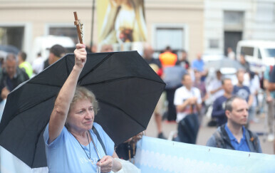 Molitelji na zagrebačkom Trgu bana Jelačića, 2. kolovoza 2025. godine - 2