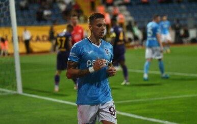 VIDEO Nekoć najskuplji branič svijeta potpisao s Oršićevim klubom: Pogledajte doček